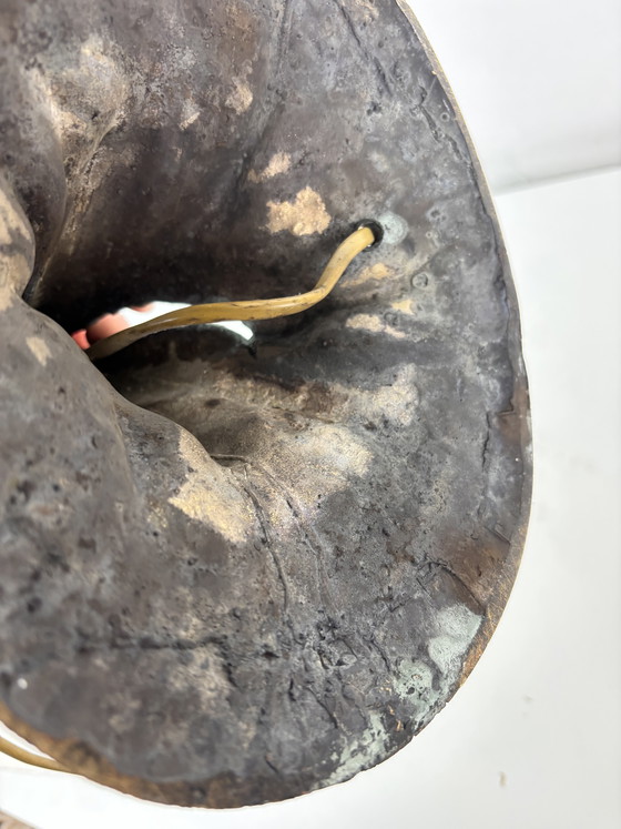 Image 1 of Lámpara de mesa Tiffany extragrande con base de tronco de árbol y pantalla floral.