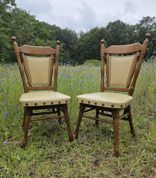 Set of 2 solid oak chairs with decorative nails