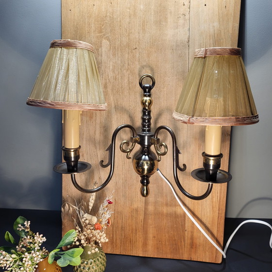 Image 1 of Lampada da parete vintage in ottone a due bracci, larghezza 34 cm, altezza 30 cm