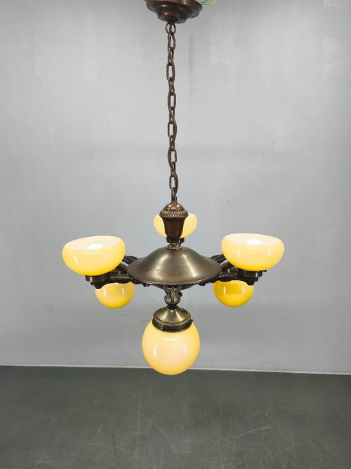 Lampadario Art Déco ceco in ottone con paralume in vetro color crema, anni '20