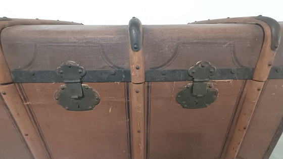 Image 1 of Vieille malle de voyage marron. À récupérer sur place uniquement.