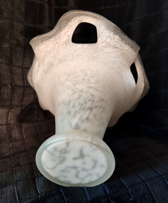 Image 1 of Jarrón de vidrio artístico con volantes y borde calado – 25 cm