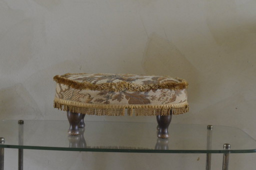 Reposapiés o taburete antiguo de madera