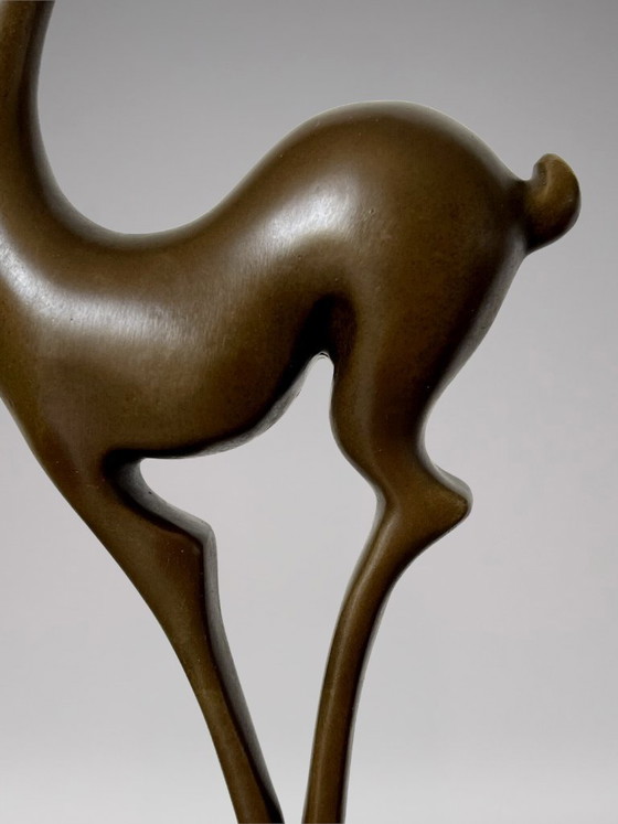 Image 1 of Escultura de ciervo Art Déco en bronce patinado, firmada por Coenrad, sobre una base con efecto mármol - 40 cm