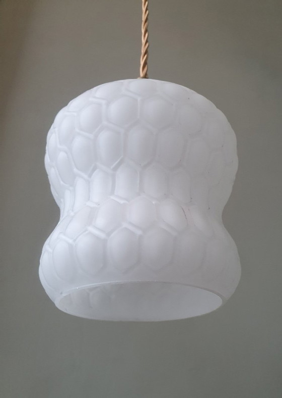 Image 1 of Set Vintage hanglampen -  opaline glas met honingraat textuur