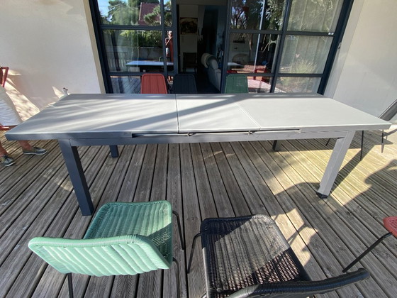 Gartentisch aus Aluminium und Milchglas – Gescova, Gartentische (photo 3 of 7)