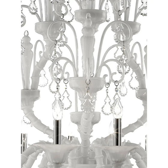 Image 1 of Handgefertigter, moderner weißer Ca’ Rezzonico-Kronleuchter mit geschwungenen Muranoglas-Details