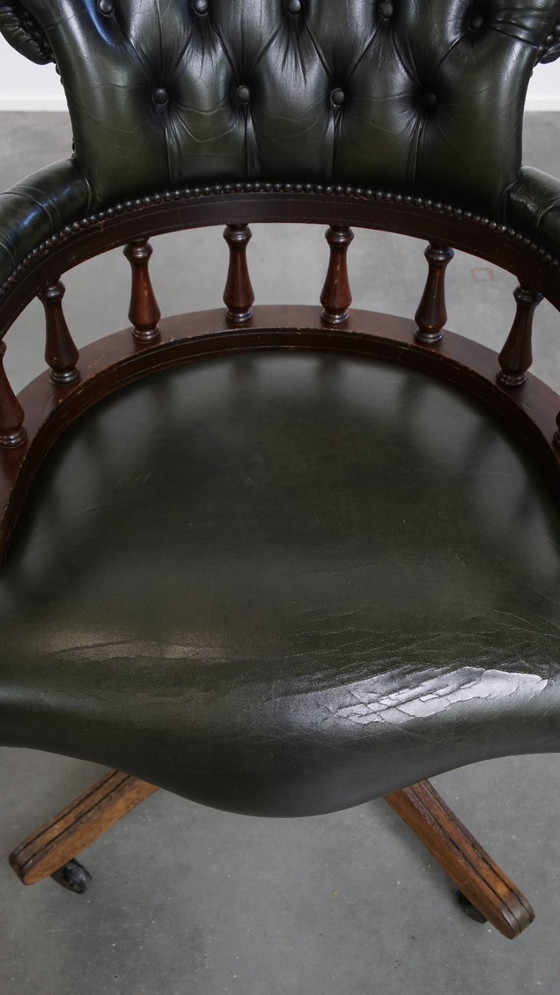 Image 1 of Rundleren en houten in hoogte verstelbare, swiffel en tilt chesterfield bureaustoel in een donkergroene kleur