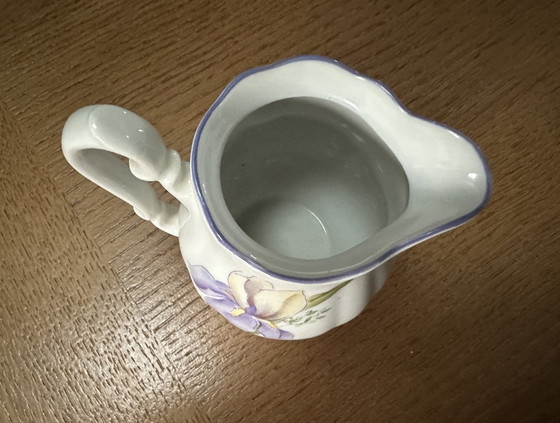 Image 1 of Pequeña lechera/cremera de porcelana con motivo de iris, siglo XX