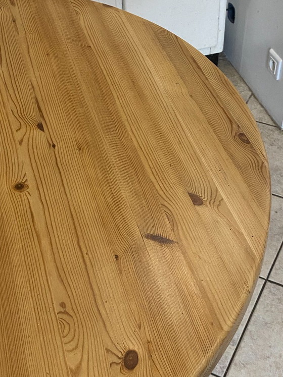 Image 1 of Tavolo rotondo, diametro 117 cm, allungabile con un'estensione, in legno massello di pino, vintage, circa 1970