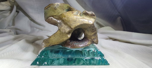 Organische Bronzeskulptur „Meteora“ auf einem Sockel aus untergetauchtem Glas – Mitte des 20. Jahrhunderts