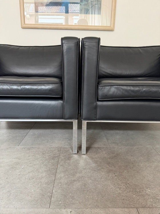 Set di poltrone Artifort 905 Comfort pelle nera, Cromo, Nero (foto 5 di 5)