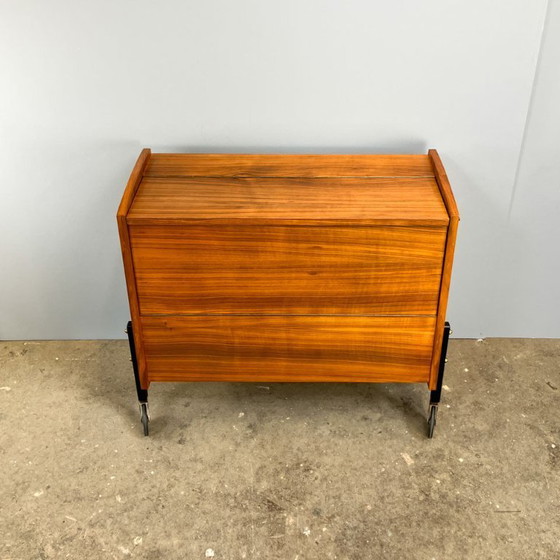 Image 1 of Mobile bar su rotelle con specchi interni, noce, anni '60