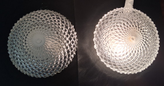 Image 1 of 2 lampade da soffitto vintage con rilievo a forma di ananas e rosone nero massiccio.