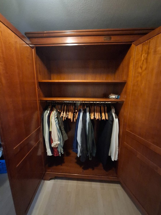Hölzerner Kleiderschrank mit drei Türen, Kleiderschränke, Holz, Messing, Braun, Klassiek (Foto 2 von 7)