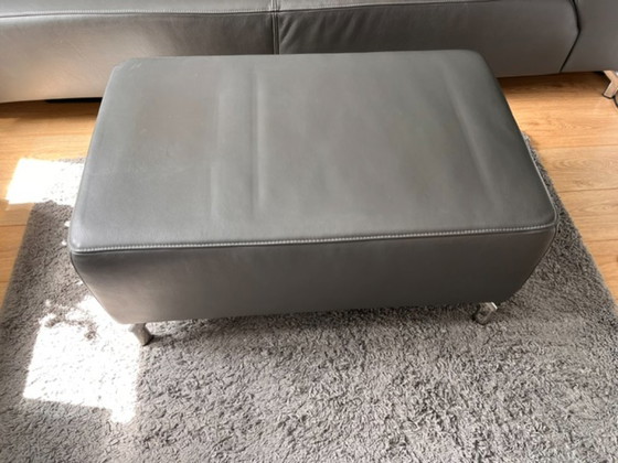 Image 1 of Bellissimo divano di design a 3 posti in pelle grigio/antracite + pouf abbinato.