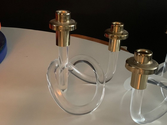 Image 1 of Dos candelabros retorcidos de lucita dorada de Elaine Bscheider para Dorothy Thorpe