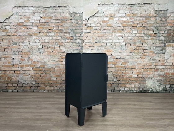 Lande Cabinet 45, Metal | Studio Lande, Mesitas de noche, Negro, Minimalisme (foto 3 de 8)