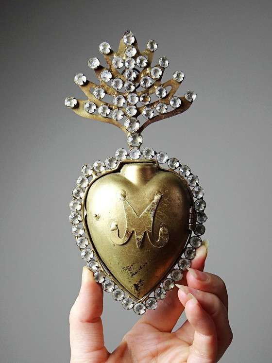Image 1 of Ex voto antico, cuore fiammeggiante di Maria di Pomponne, tempestato di strass, XIX-XX secolo.