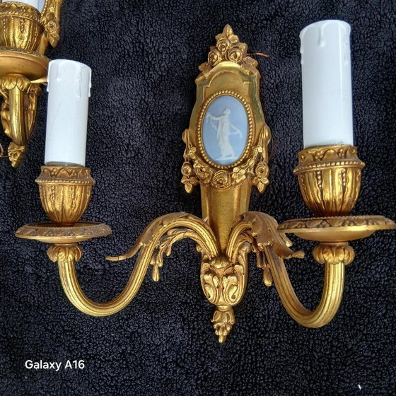 Image 1 of appliques en bronze doré avec médaillon en porcelaine de Wedgwood signé MH