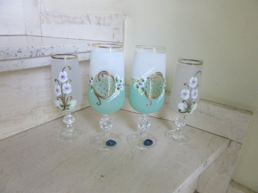 4 vasos bohemios esmaltados pintados a mano en verde pálido/rosa y dorado, Sklo, vintage