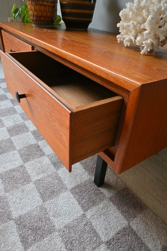 Image 1 of Vintage Lowboard Met Lades – Tijdloos Design