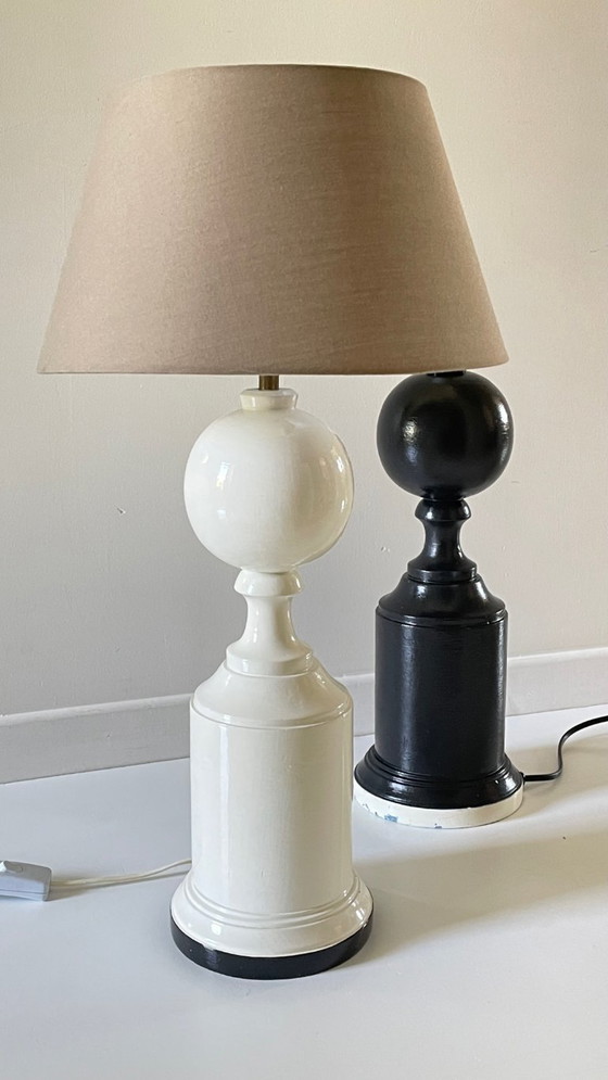 Image 1 of 2 supporti per lampade in legno tornito in bianco e nero VINTAGE