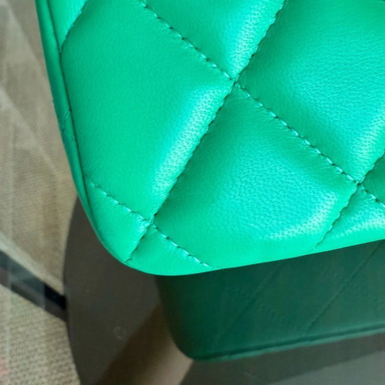 Image 1 of Borsa Chanel Classic Flap Jumbo - Doppia patta 30 cm in pelle di agnello trapuntata verde con finiture argentate, serie 16