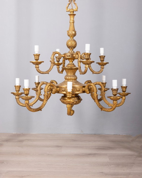 Lampadario classico a 12 luci in bronzo dorato della metà del XX secolo (photo 3 of 15)