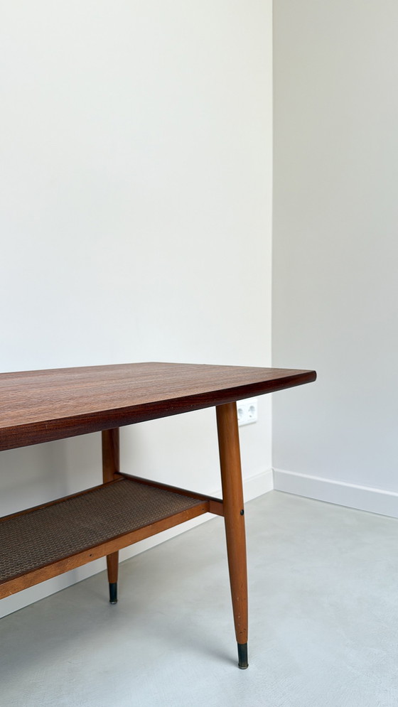 Image 1 of Table basse vintage en bois de forme « ovale » avec étagère inférieure