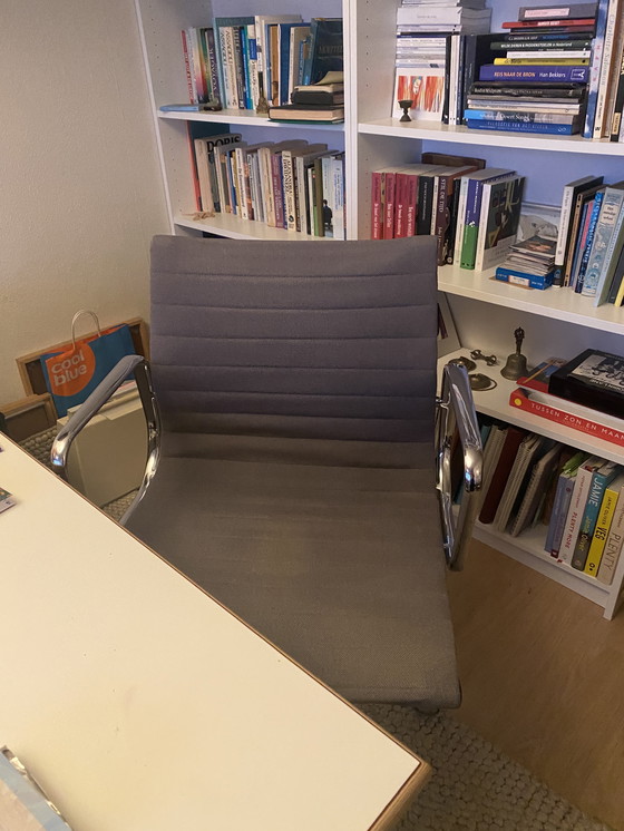 Image 1 of Eames Aluminum Group office chair – Vitra – gray upholstery