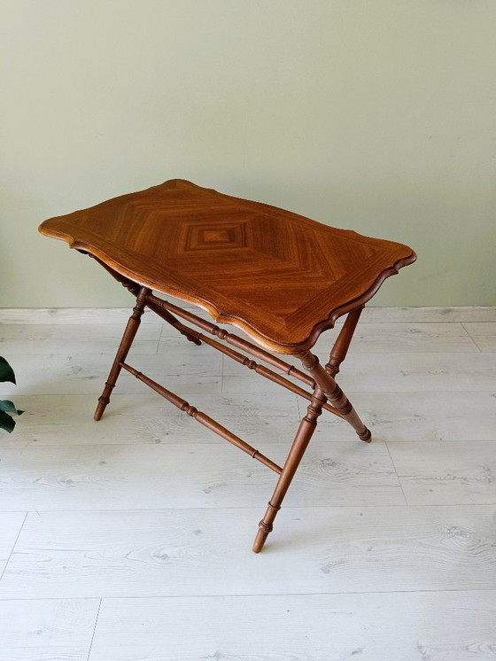 Image 1 of Mesa plegable antigua de madera torneada