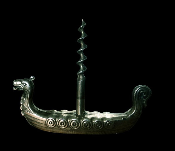 Image 1 of Sacacorchos de peltre antiguo – Barco vikingo – Alemania, circa 1960
