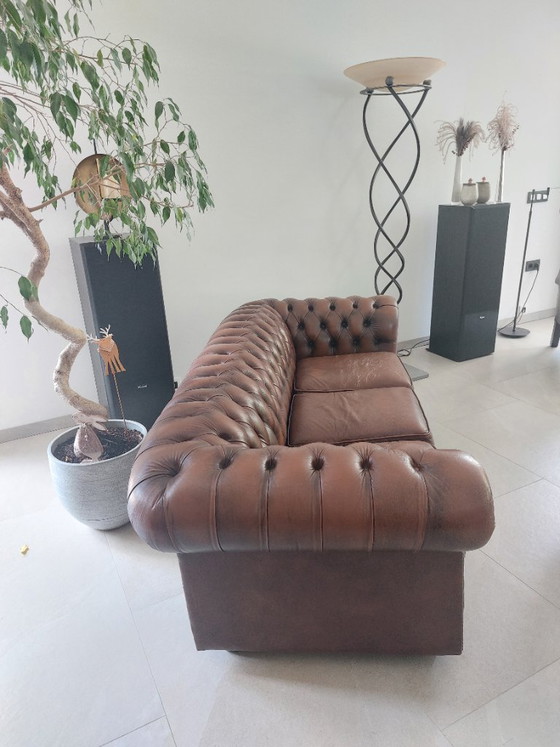 Image 1 of Set Chesterfield vintage in pelle marrone. Divano e 2 poltrone.