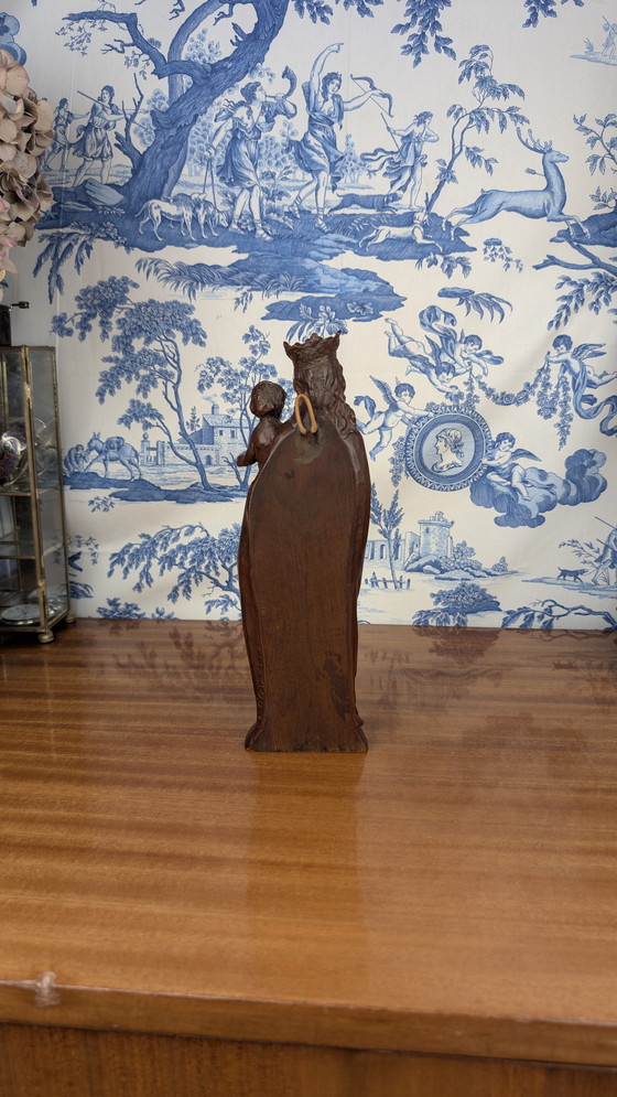 Image 1 of Vierge à l'Enfant en résine imitation bois patiné style Néo-Gothique vintage