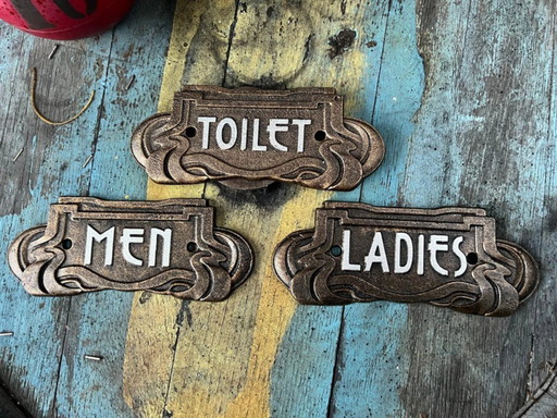 Set di tre insegne per toilette in stile Art Nouveau: ghisa, bronzo con lettere argentate