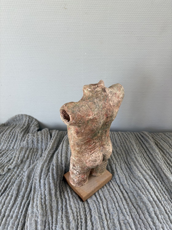 Image 1 of Busto vintage in chamotte con la scritta "HE" su base in legno, altezza 31 cm.