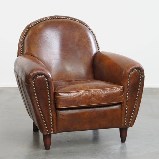 Rundleren design fauteuil/ armchair met ronde vormen en siernagels