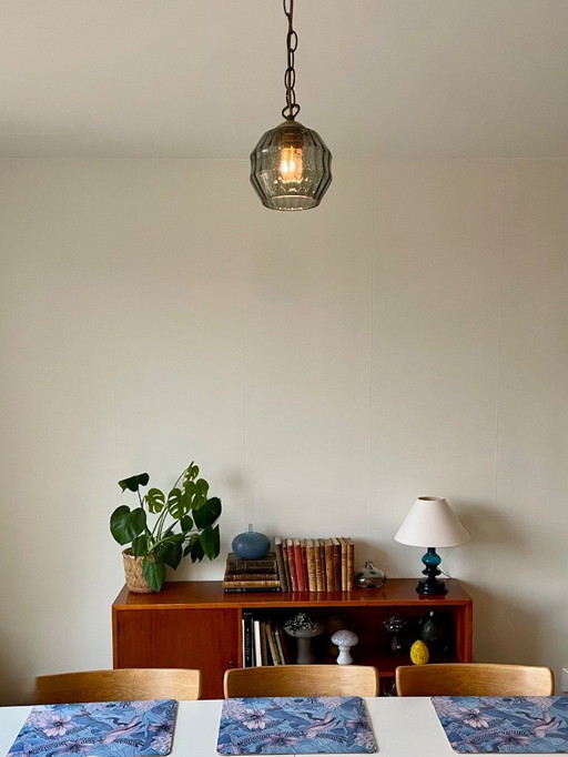 Lámpara colgante retro de los años 70 en cristal ahumado acanalado y cadena de latón