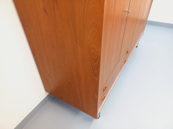 Image 1 of Vintage Scandinavische modernistische kledingkast van teakhout en metaal uit de jaren 60.