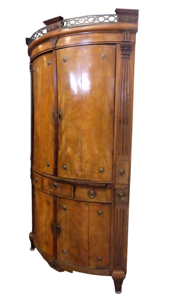 Image 1 of Prachtige 18de eeuwse hoekkast in mahoniehout 