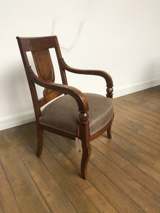 Image 1 of Fauteuil ancien (vers 1820) en bois de noyer avec un nouveau revêtement en lin