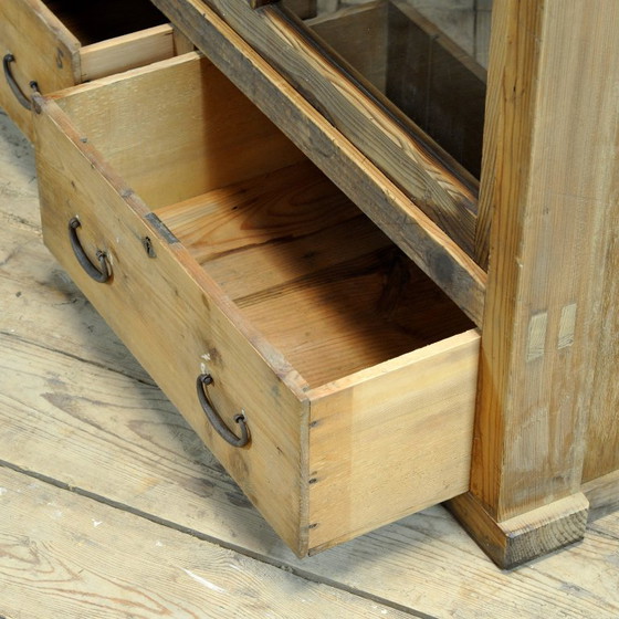 Japanese display cabinet, circa 1950 – Glass, Metal (photo 6 of 16)