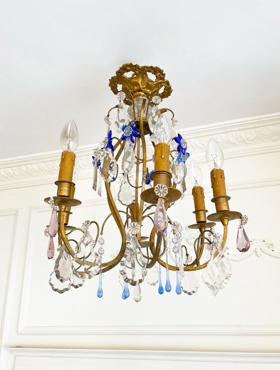 Image 1 of Lampadario antico a gabbia in bronzo dorato, con luce in cristallo di Murano color zaffiro.