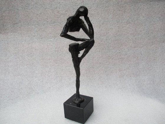 Image 1 of Scultura in bronzo di Klaas van den Berg: la vita impara.