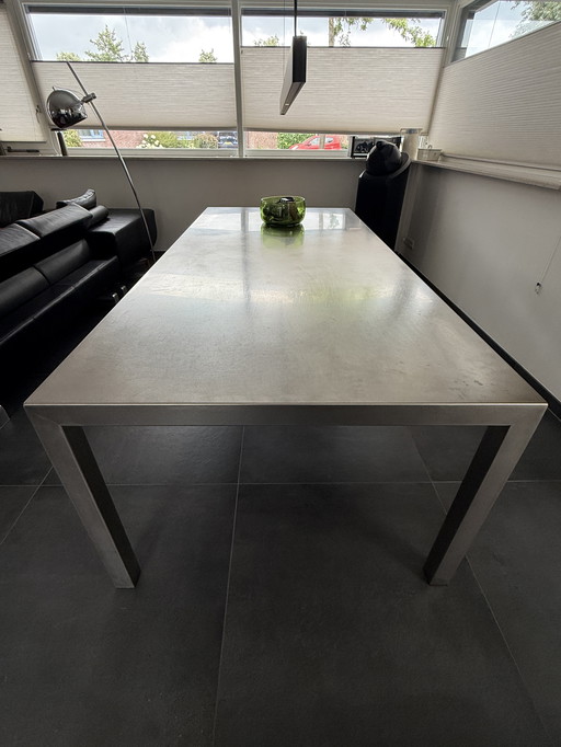 KARMA Design table à manger | Gerard van den Berg | Seemless stainless steel