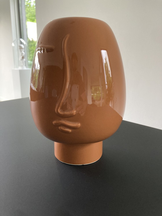 Image 1 of Moderne bruine vaas met gezicht 