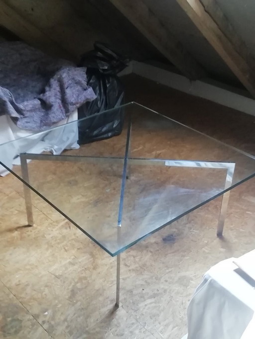 &quot;Barcelona Coffee Table&quot; van Mies van der Rohe, ontworpen in 1929 voor de Villa Tugendhat