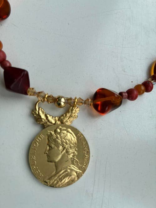 Image 1 of Nieuwe ketting rood/ oranje met oude medaille 