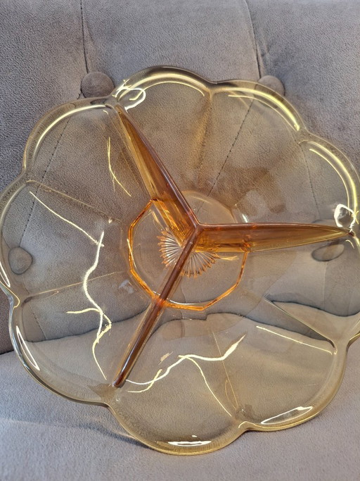 Geteilte Servierschale aus bernsteinfarbenem Pressglas im Mid-Century-Stil.